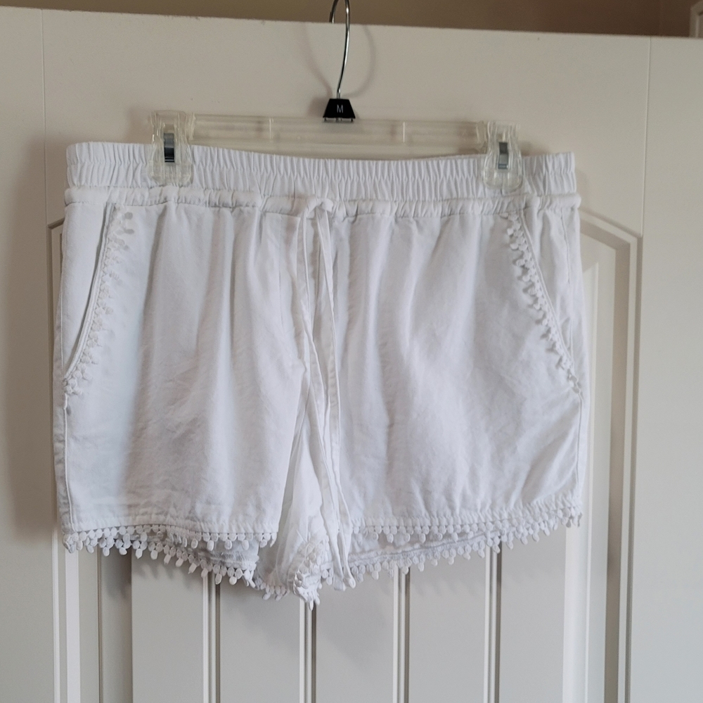 Cute white shorts